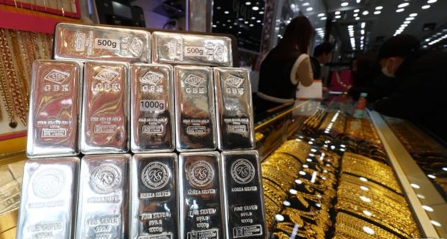 도널드 트럼프 미국 대통령이 케빈 워시 전 연방준비제도(Fed) 이사를 차기 연준 의장 후보로 지명하면서 국제 은 가격이 31%, 금 가격이 11% 폭락한 1일 오후 서울 시내 금은방에 골드바와 실버바 등이 진열돼 있다. 이날 국제 금값과 은값은 1980년 이후 최고 낙폭을 기록했다. 사진=뉴스1