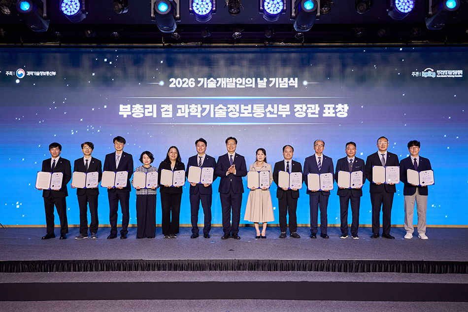 순천향대 창업보육센터 입주기업 방기정㈜의 박청 CTO 겸 연구소장이 ‘2026 기술개발인의 날’ 기념식에서 과학기술정보통신부 장관 표창을 받은 뒤 수상자들과 기념촬영을 하고 있다.(오른쪽 다섯 번째)